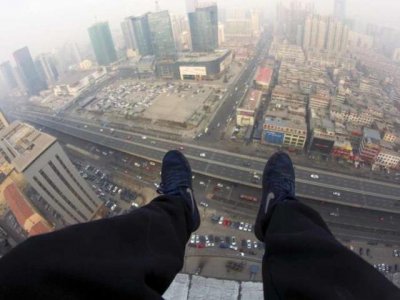 ​极限不是用来玩命的！“高空挑战第一人”坠楼，引起外国媒体关注