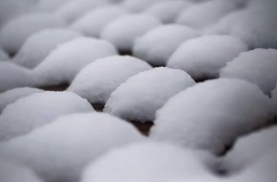 ​河南大雪过后，地面出现上千个“雪馒头”，人们觉得不可思议