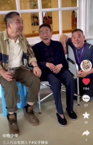 ​杨少华携俩儿外出玩乐，被贴心照顾喜笑颜开，父子长相神态如复制