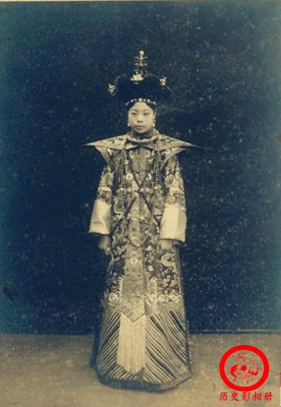 末代皇妃文秀老照片：第一个和皇帝离婚的女人，图二是其选秀照