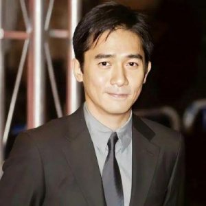 ​梁朝伟与洪金宝同台获香港演艺学院荣誉博士，成就辉煌共庆