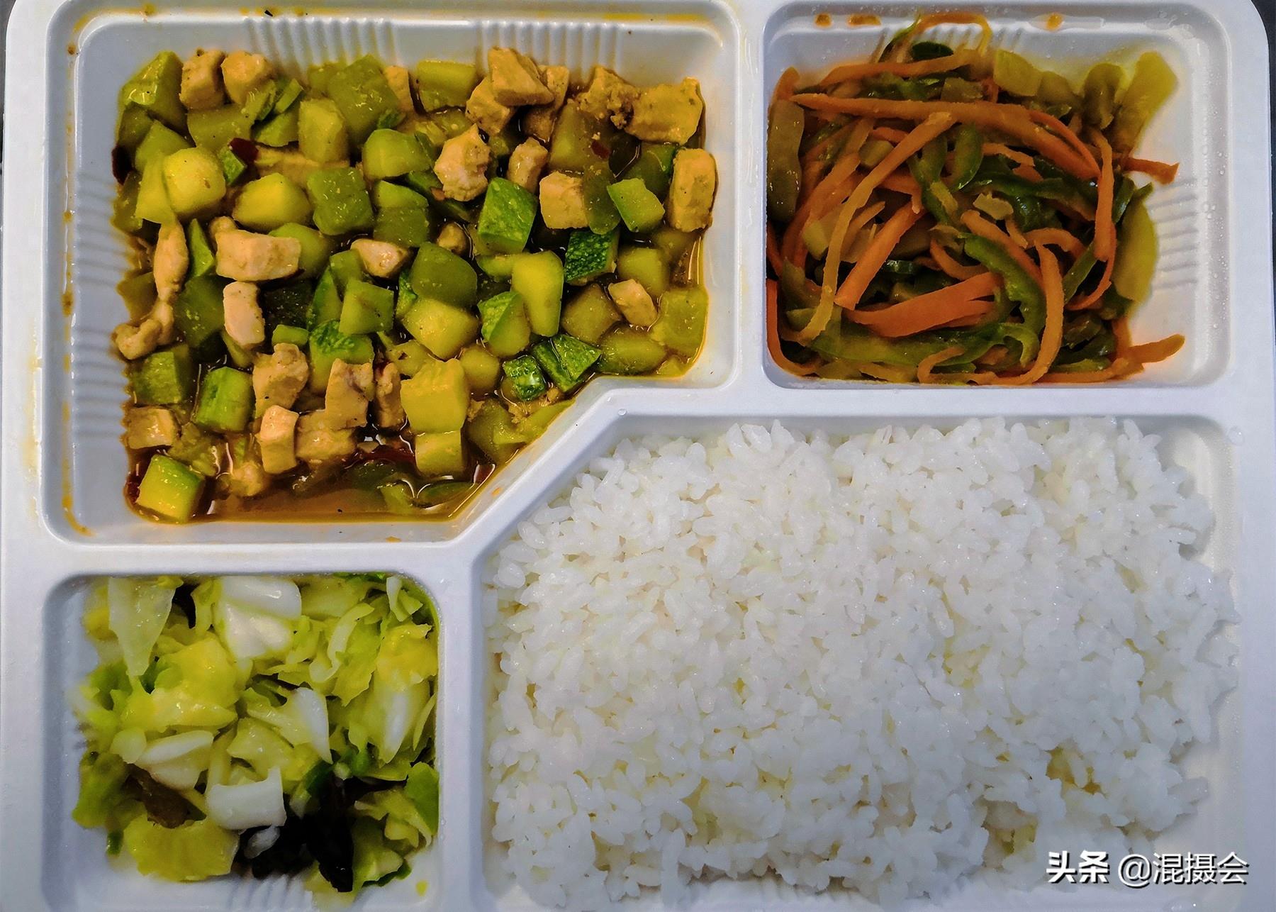 比高铁更高消费的春运绿皮火车：盖饭最低42元起价，吃西红柿炒蛋