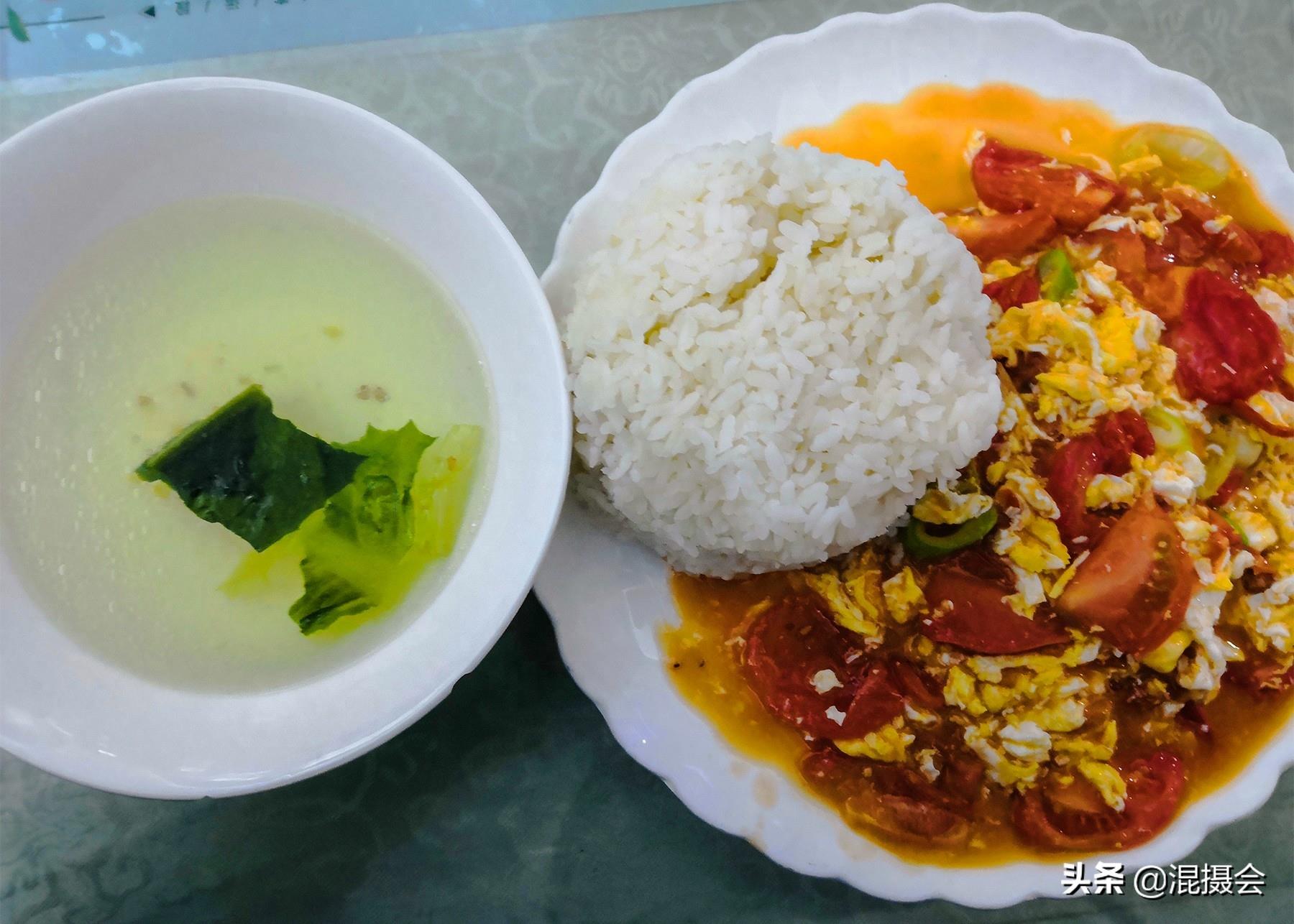 比高铁更高消费的春运绿皮火车：盖饭最低42元起价，吃西红柿炒蛋