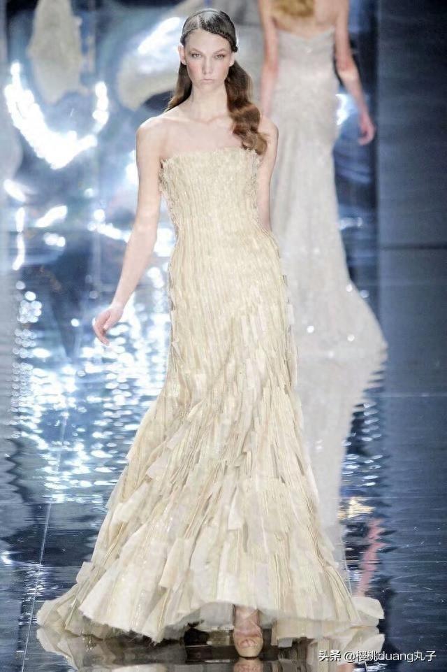 小KK台步扭得像麻花！为什么很多人还是爱看她走秀？