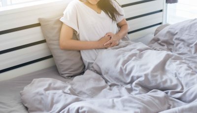 ​闫学晶45岁生二胎，如今心有余而力不足，抱三岁女儿腰酸脖子疼