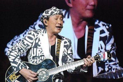 ​71岁许冠杰穿着潮流为妻过生日，结婚48年恩爱如初零绯闻