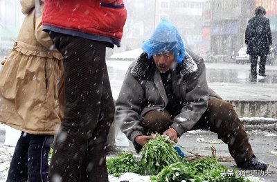 ​太穷了！恨不得一个人打两份工！