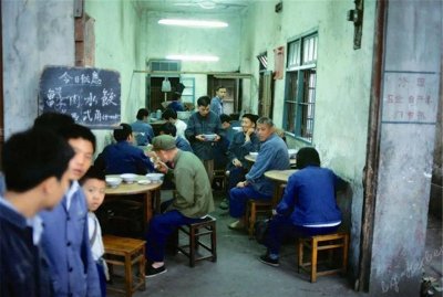 ​跨越时空的追求：七八十年代的美食与励志人生