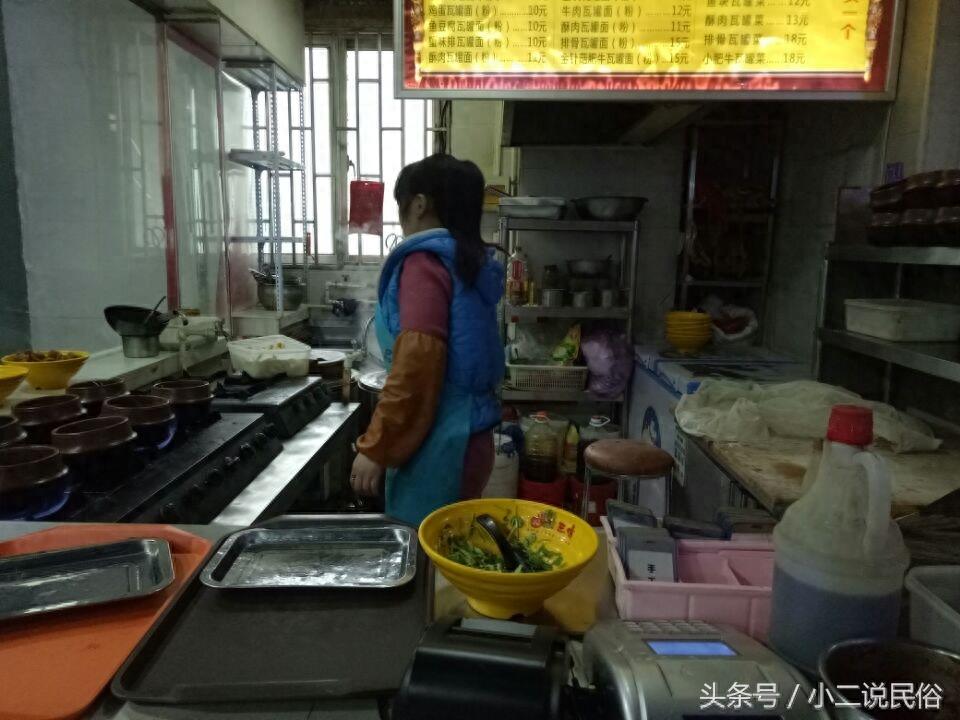 瓦罐面谁吃过？农村姑娘一人开瓦罐面店，生意好回头客多