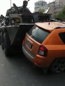 ​最牛女司机撞装甲车