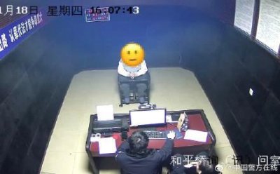 ​男子在商场女厕偷拍被抓现行