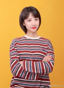 ​英雄联盟：LCK主持人金玟我，与SM子公司签约，与知名艺人成同事