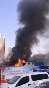 ​潍坊一工地工棚着火现场浓烟滚滚，原因正调查