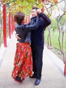 ​71岁夏台凤秀恩爱，与小25岁丈夫似同龄，独子40岁患癌离世