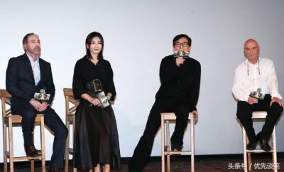 ​成龙激动拥吻影迷 再演个一二十年没问题