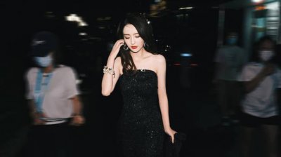 ​佟丽娅穿抹胸礼服秀性感锁骨 长发造型知性又优雅