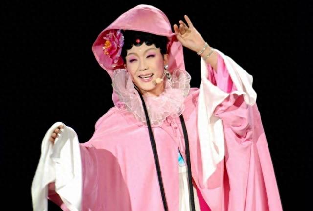 她与李玉刚同居6年，因名气差距而分手，今依旧单身