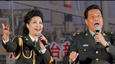 ​78岁李双江与51岁梦鸽近日现身，面容疲惫，昔日辉煌已不在