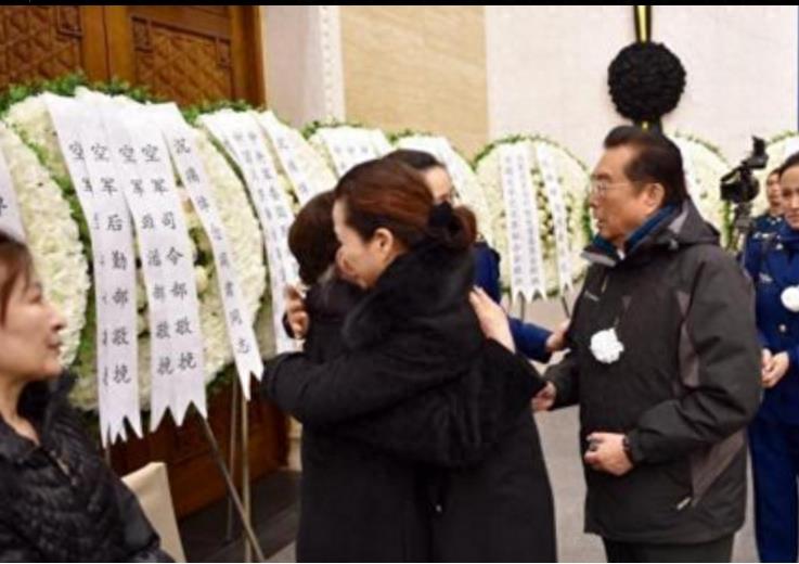 78岁李双江与51岁梦鸽近日现身，面容疲惫，昔日辉煌已不在