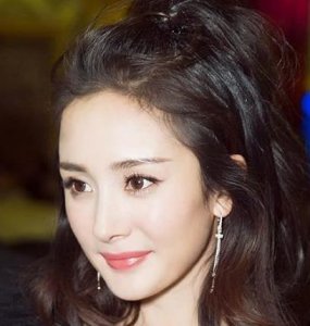 ​丸子头已经过时，当下正流行的是苹果头，时尚达人教你苹果头扎法，简单几步让