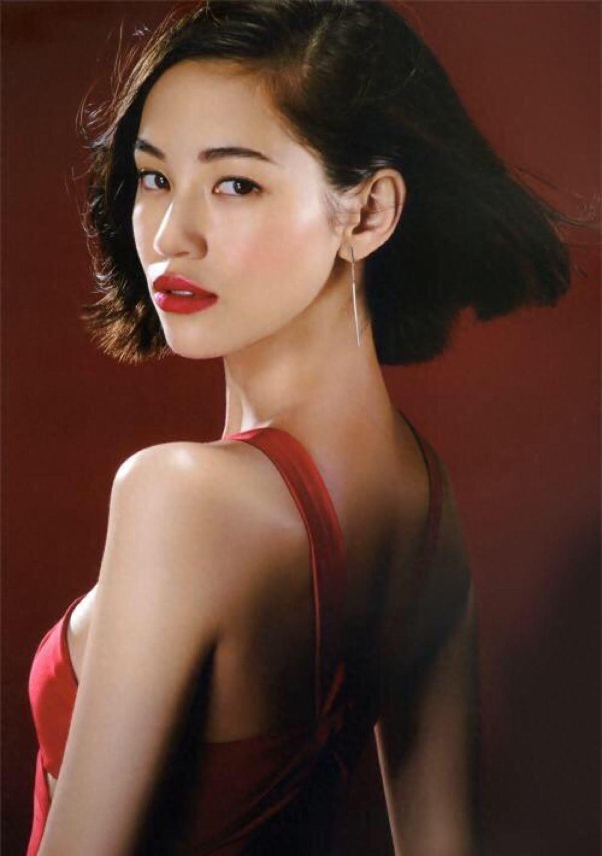原来她就是《挪威的森林》的绿子，混血面孔太洋气了