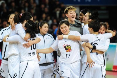 ​女篮郑海霞近况曝光？郑海霞结婚9年无孩子？郑海霞熊抱潘长江？