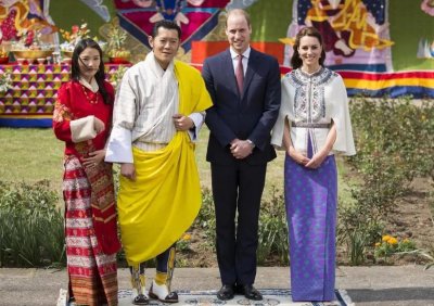 ​不丹国王：17岁登位，娶同胞4姐妹生10个孩子，51岁退位享福