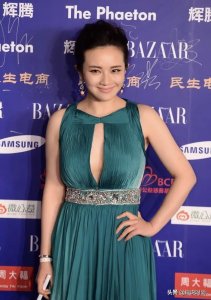 ​“性感女神”孟茜够大胆，挂脖礼服“开条缝”，火辣身材太惹眼