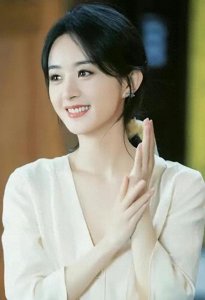 ​赵丽颖最新美照曝光，端庄大气又美又飒，网友：每张都令人心动