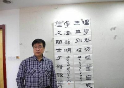 ​他三次获得全国书法最高奖，诗、书、画、印都精通，名字叫张继