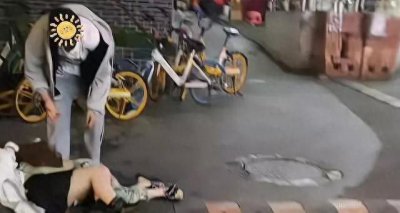 ​两女子深夜醉酒抱在一起睡倒路边，旁边两男的，身下一滩不明液体