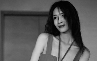 ​29岁女星王紫璇拍性感大片！事业线傲人腹肌明显，霸气躺地凹造型