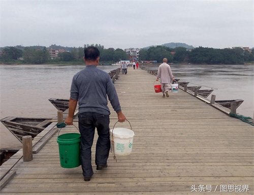 和尚放生泥鳅时行为怪异，为何市民纷纷谴责？
