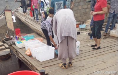 ​和尚放生泥鳅时行为怪异，为何市民纷纷谴责？