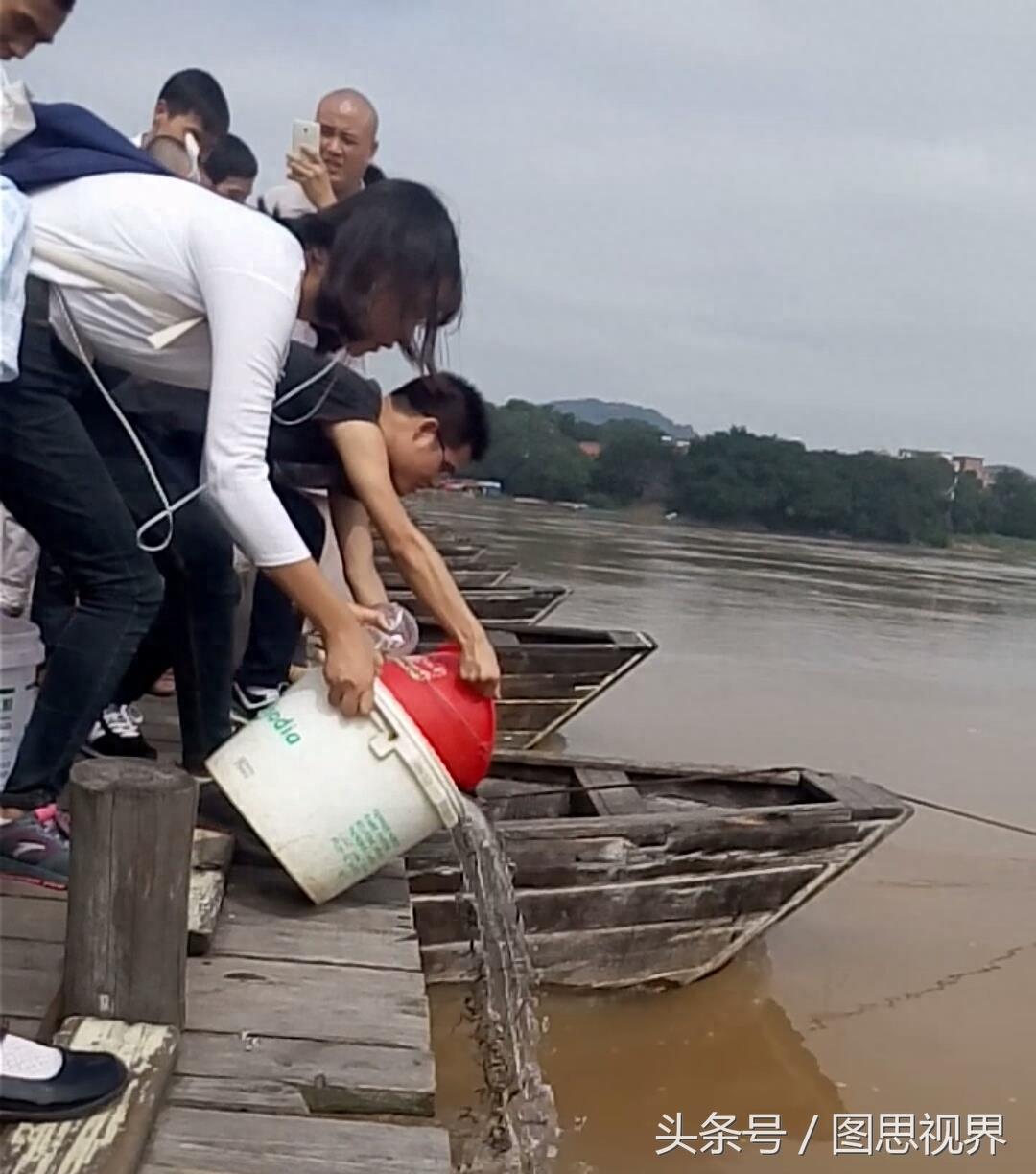 和尚放生泥鳅时行为怪异，为何市民纷纷谴责？