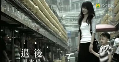 ​胡杏儿八年陪伴黄宗泽，却落泪狠心嫁人，爱情堪称《退后》mv