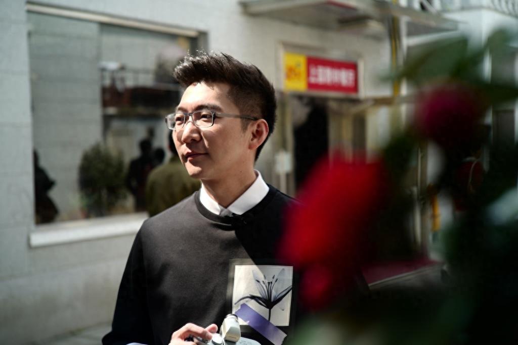 40岁陈数全家近照，二婚丈夫与李云迪齐名，待继子亲厚视如己出