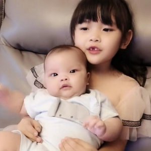 ​韩安冉一家四世同堂，老姥爷还未变老，曾外甥女就已慢慢长大