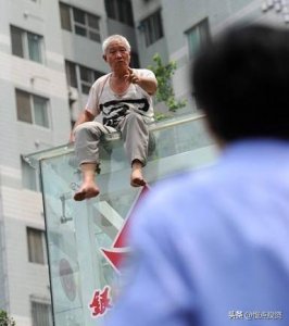 ​因患病想不开，老人当着老伴面坠楼身亡