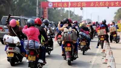 ​摩托大军返乡：400公里骑8小时，高铁只要三小时，为何不坐火车？