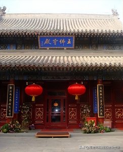 ​广化寺位于北京市，整座寺庙建筑布局严谨，雕梁画栋，金碧辉煌