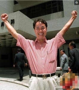 ​世纪贼王张子强老照片：出狱后高举双手很嚣张，图九被押送刑场