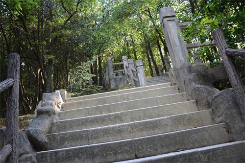 被称为深圳西北部第一高峰，海拔587米，也是深圳第八高山