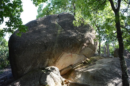 被称为深圳西北部第一高峰，海拔587米，也是深圳第八高山