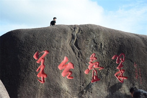 被称为深圳西北部第一高峰，海拔587米，也是深圳第八高山