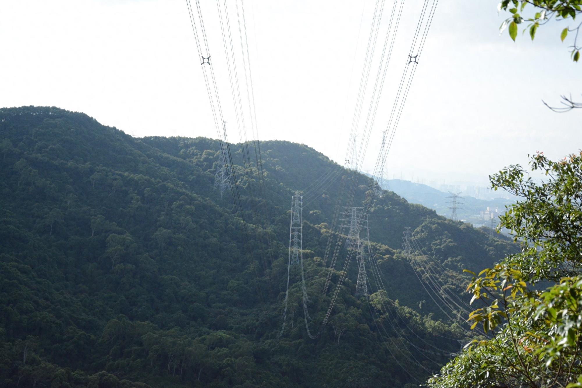 被称为深圳西北部第一高峰，海拔587米，也是深圳第八高山