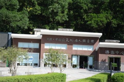 ​被称为深圳西北部第一高峰，海拔587米，也是深圳第八高山