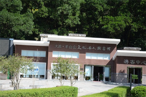 被称为深圳西北部第一高峰，海拔587米，也是深圳第八高山
