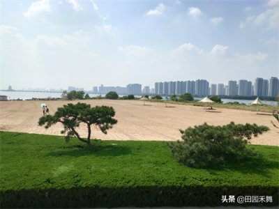​临沂阳光沙滩乐园，国家级水利风景区，有国内最大的淡水沙滩浴场