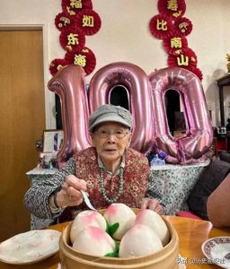 ​梅艳芳母亲百岁大寿留影，四个孩子去世仨，晚年红光满面生活幸福